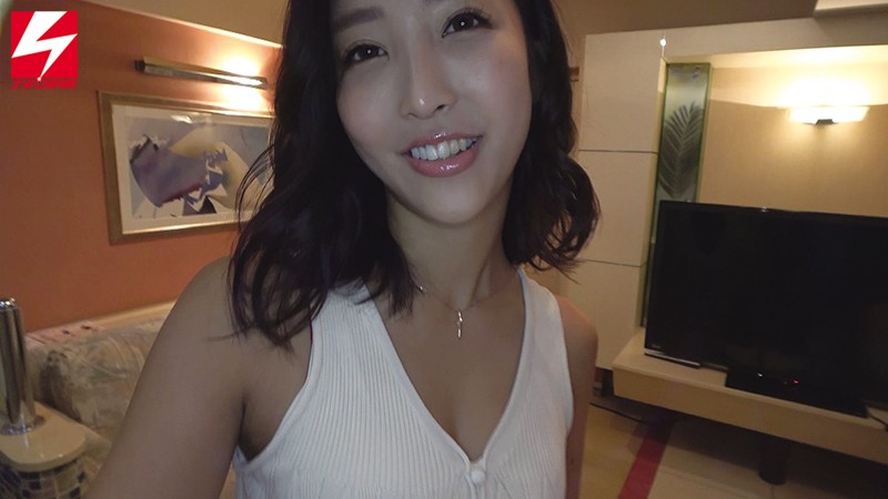 「【素人人妻】美人セレブ妻をナンパしてハメ撮り中出し！即尺フェラする都合のいい絶倫ビッチ妻」のサンプル画像2枚目