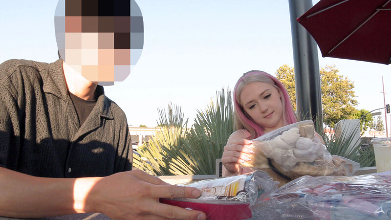 「【素人ナンパ】巨乳カフェ店員がコスプレ撮影で感じまくり！白人系美女の白肌むっちりボディに興奮」のサンプル画像3枚目