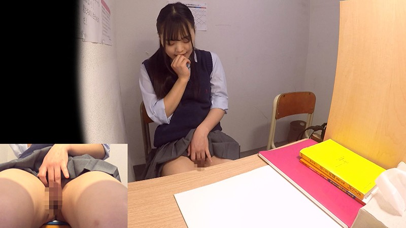 「女子校生の自慰行為を盗撮！制服美少女たちが指マンで絶頂する秘密のオナニー映像10人収録」のサンプル画像2枚目