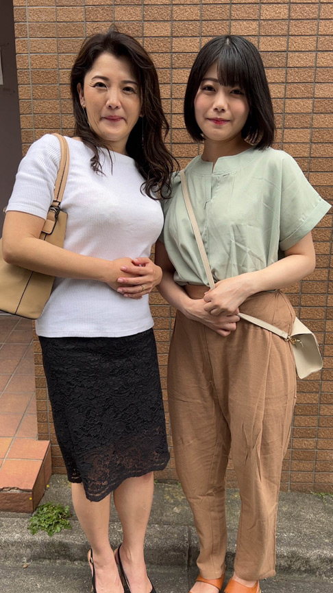 「【熟女】欲求不満な母親たちの禁断の姿！娘の前でも止まらない熟女12名の濃厚プレイ4時間」のサンプル画像15枚目