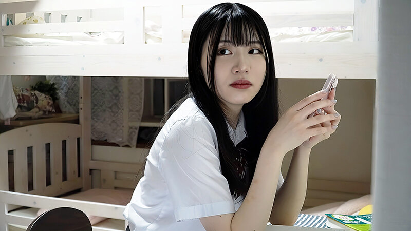 「素人女子校生の覚えたてオナニー盗撮！制服姿の色白美少女が恥じらい指マンで感じる一人エッチ」のサムネイル