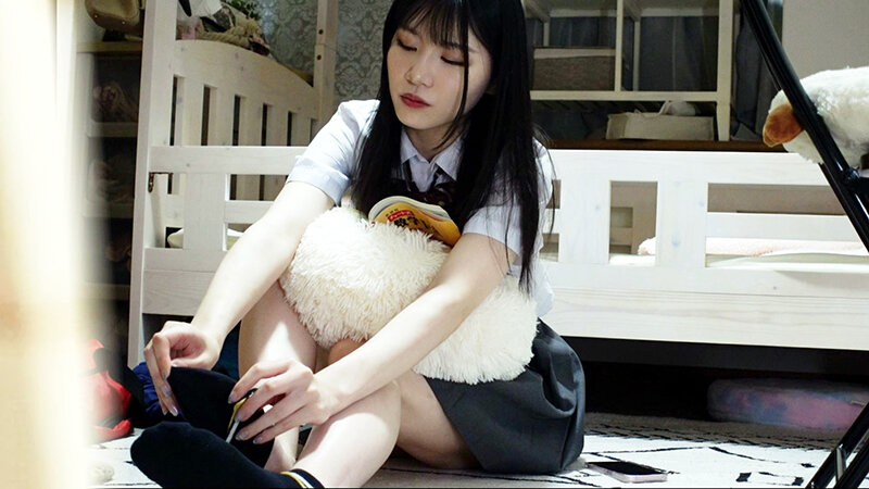 「素人女子校生の覚えたてオナニー盗撮!制服姿の色白美少女が恥じらい指マンで感じる一人エッチ」のサンプル画像2枚目