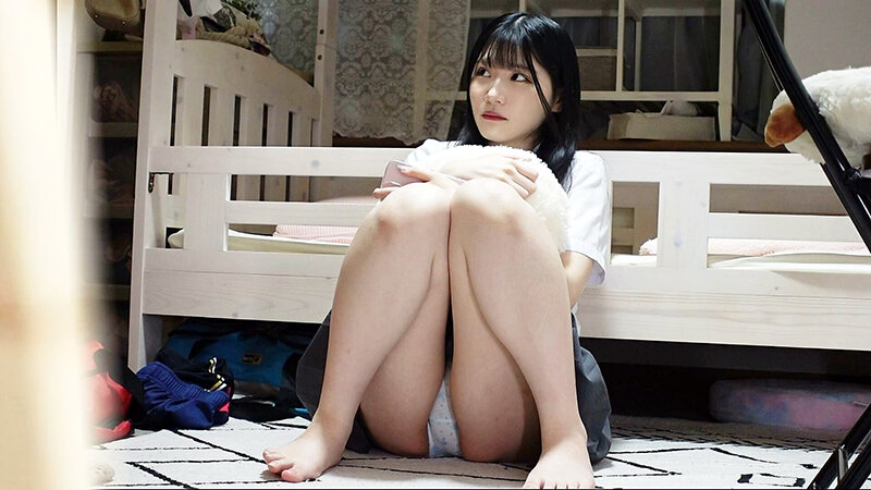 「素人女子校生の覚えたてオナニー盗撮!制服姿の色白美少女が恥じらい指マンで感じる一人エッチ」のサンプル画像3枚目