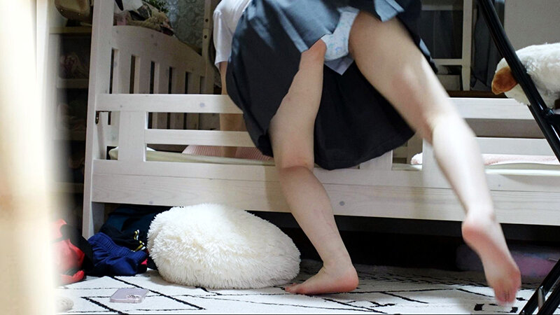 「素人女子校生の覚えたてオナニー盗撮!制服姿の色白美少女が恥じらい指マンで感じる一人エッチ」のサンプル画像4枚目