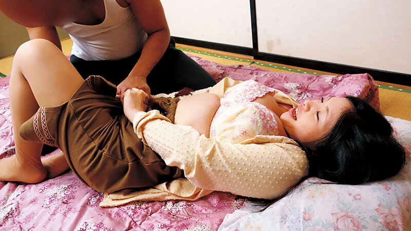 「【素人熟女12人】黒人巨根ナンパで悶絶アクメ!巨乳人妻が中出しされて何度もイキまくる4時間SP」のサンプル画像11枚目