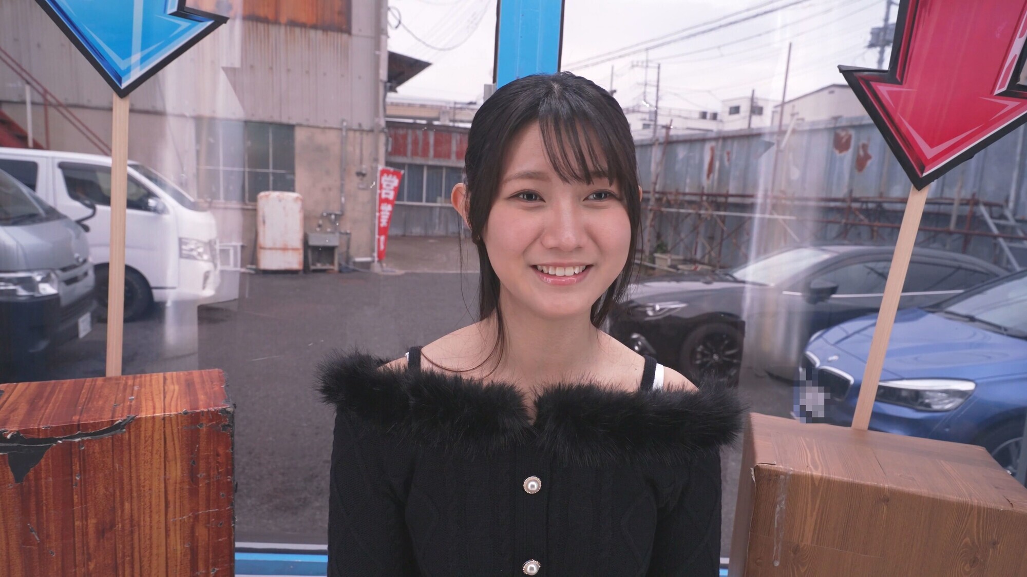 「街行く素人娘が脱ぎ脱ぎあっち向いてホイ対決！顔を向けた先に服を1枚脱ぐ、手コキ、フェラ、キスなどのHな罰ゲーム！先に相手を全裸にしたら勝ち！負けたら即ハメ中出し！撮って出し！マジックミラー号～あきか編～」のサムネイル