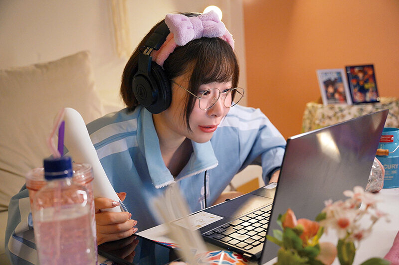 「沙月恵奈が魅せるむっつり地味メガネOLの恥じらいアヘ顔絶頂セラピー体験」のサンプル画像3枚目