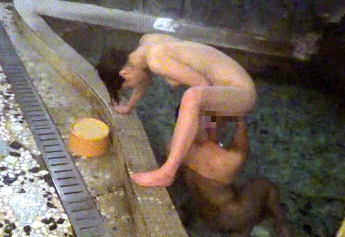 「【人妻熟女】混浴温泉で美人妻を盗撮・のぞき撮影!興奮の秘湯リアル映像」のサンプル画像17枚目