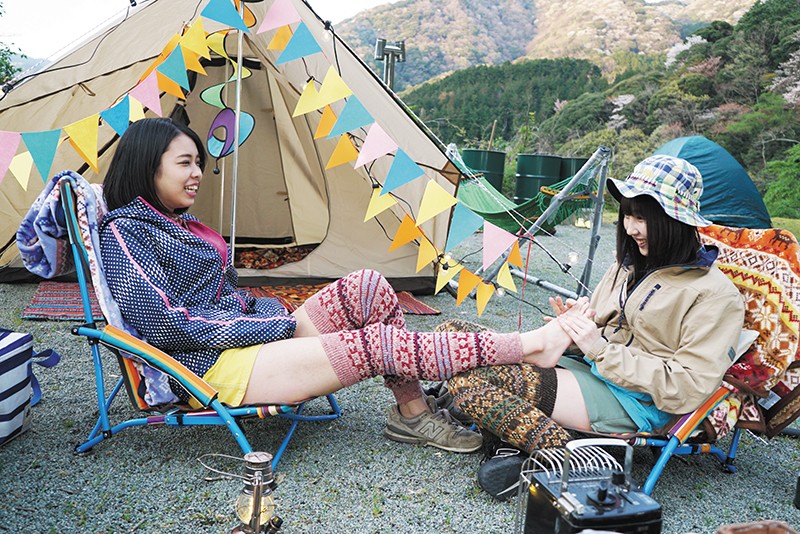 「野外露出レズビアン|美女たちの大胆キス&濃厚レズプレイを屋外で披露する興奮映像」のサンプル画像4枚目