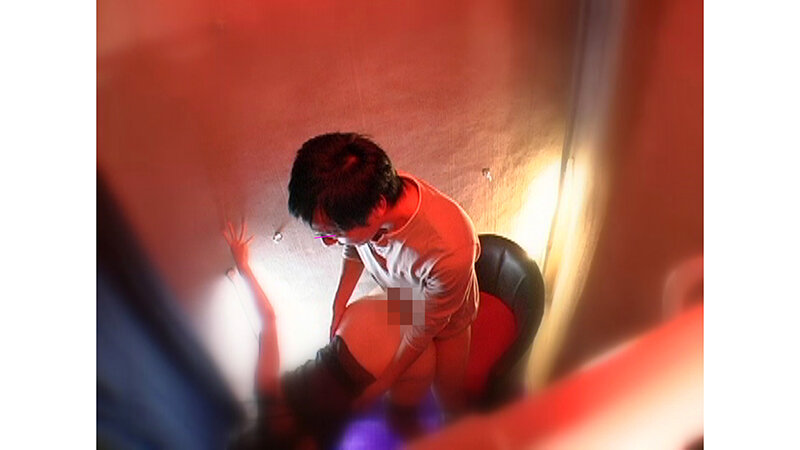 「キャバ嬢の秘密を盗撮!風俗嬢の個室密会をのぞき見する舞台裏映像【素人流出】」のサンプル画像16枚目