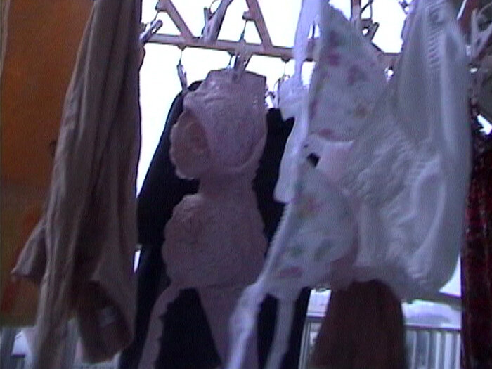 「【素人盗撮】本物女性宅侵入ボディカメラで下着物色体験!リアル潜入フェチ映像第2弾」のサンプル画像7枚目