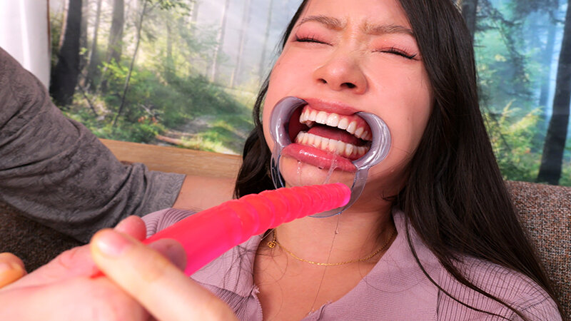 「浜辺栞帆のイラマチオ作品｜喉奥責めで魅せる過激プレイ動画をレビュー」のサンプル画像3枚目