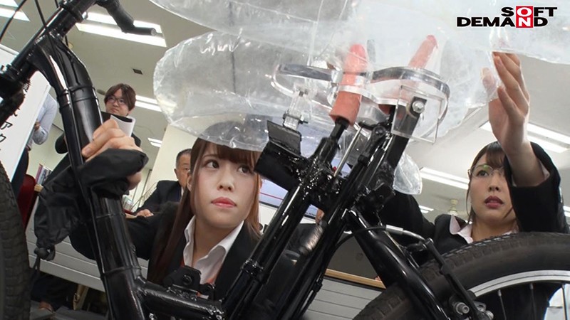 「桜庭洋子・星野優衣香がOL姿で羞恥プレイ!アクメ自転車で絶頂&アナル責めに悶絶」のサンプル画像14枚目