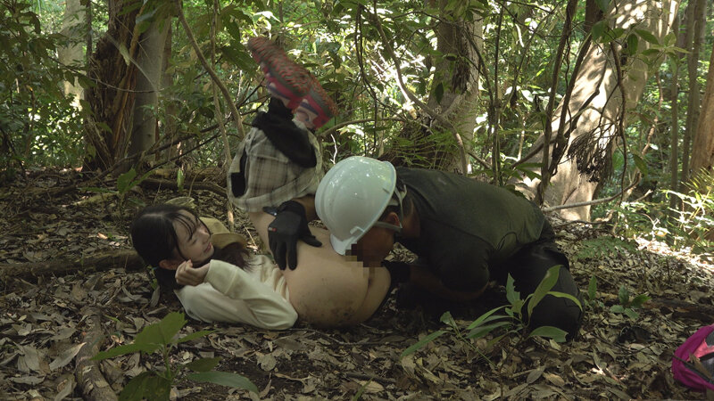 「美少女・望月つぼみが野外露出でイラマチオ&中出し!森の中で見つけた全裸少女との禁断プレイ」のサンプル画像4枚目