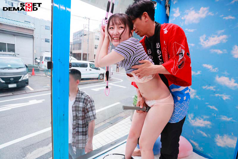 「【素人カップル】マジックミラー号でくすぐり我慢!彼氏の前でNTR寝取られ企画に挑戦する美女5名」のサンプル画像11枚目