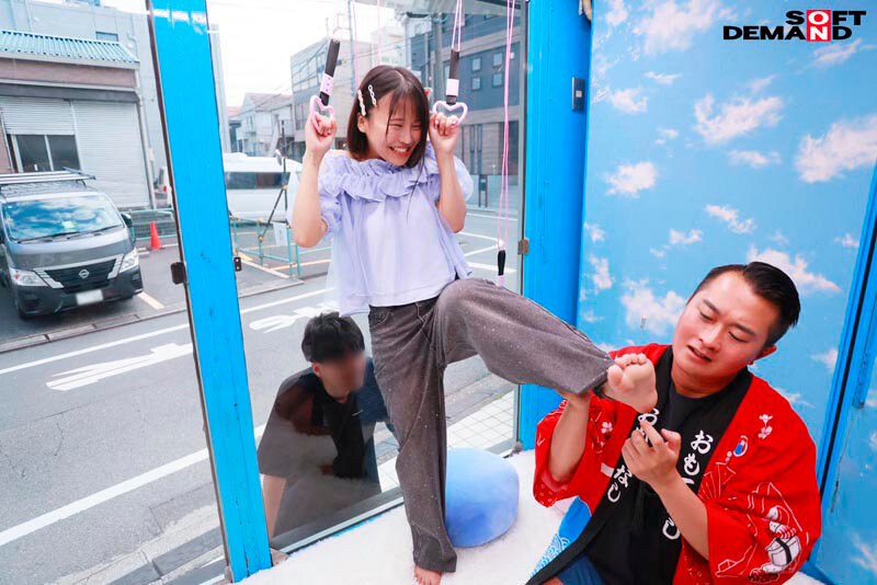 「【素人カップル】マジックミラー号でくすぐり我慢!彼氏の前でNTR寝取られ企画に挑戦する美女5名」のサンプル画像14枚目