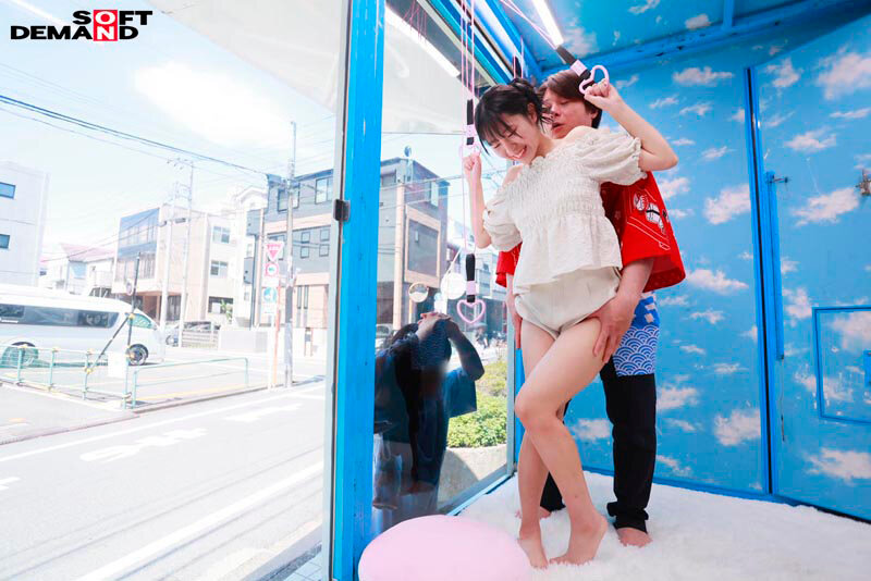 「【素人カップル】マジックミラー号でくすぐり我慢!彼氏の前でNTR寝取られ企画に挑戦する美女5名」のサンプル画像2枚目