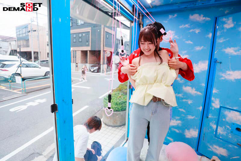 「【素人カップル】マジックミラー号でくすぐり我慢!彼氏の前でNTR寝取られ企画に挑戦する美女5名」のサンプル画像6枚目