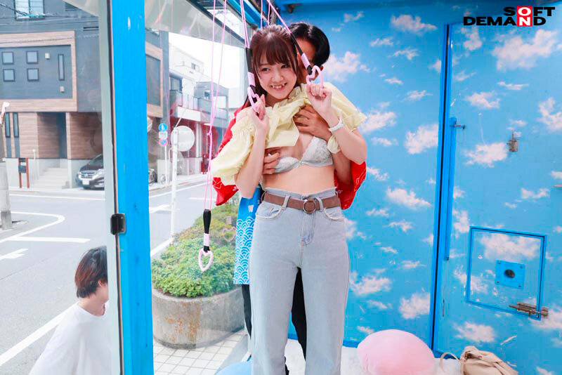 「【素人カップル】マジックミラー号でくすぐり我慢!彼氏の前でNTR寝取られ企画に挑戦する美女5名」のサンプル画像7枚目