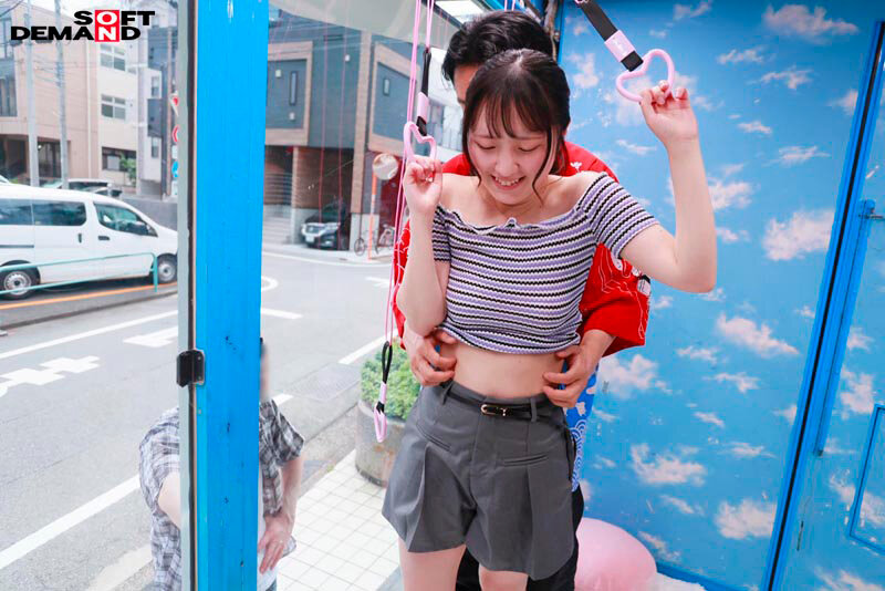 「【素人カップル】マジックミラー号でくすぐり我慢!彼氏の前でNTR寝取られ企画に挑戦する美女5名」のサンプル画像9枚目