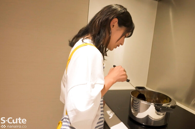 「美少女・渚みつきの濃厚フェラがエロすぎる！「ご飯にする？お風呂にする？」で魅せる究極の誘惑」のサンプル画像5枚目