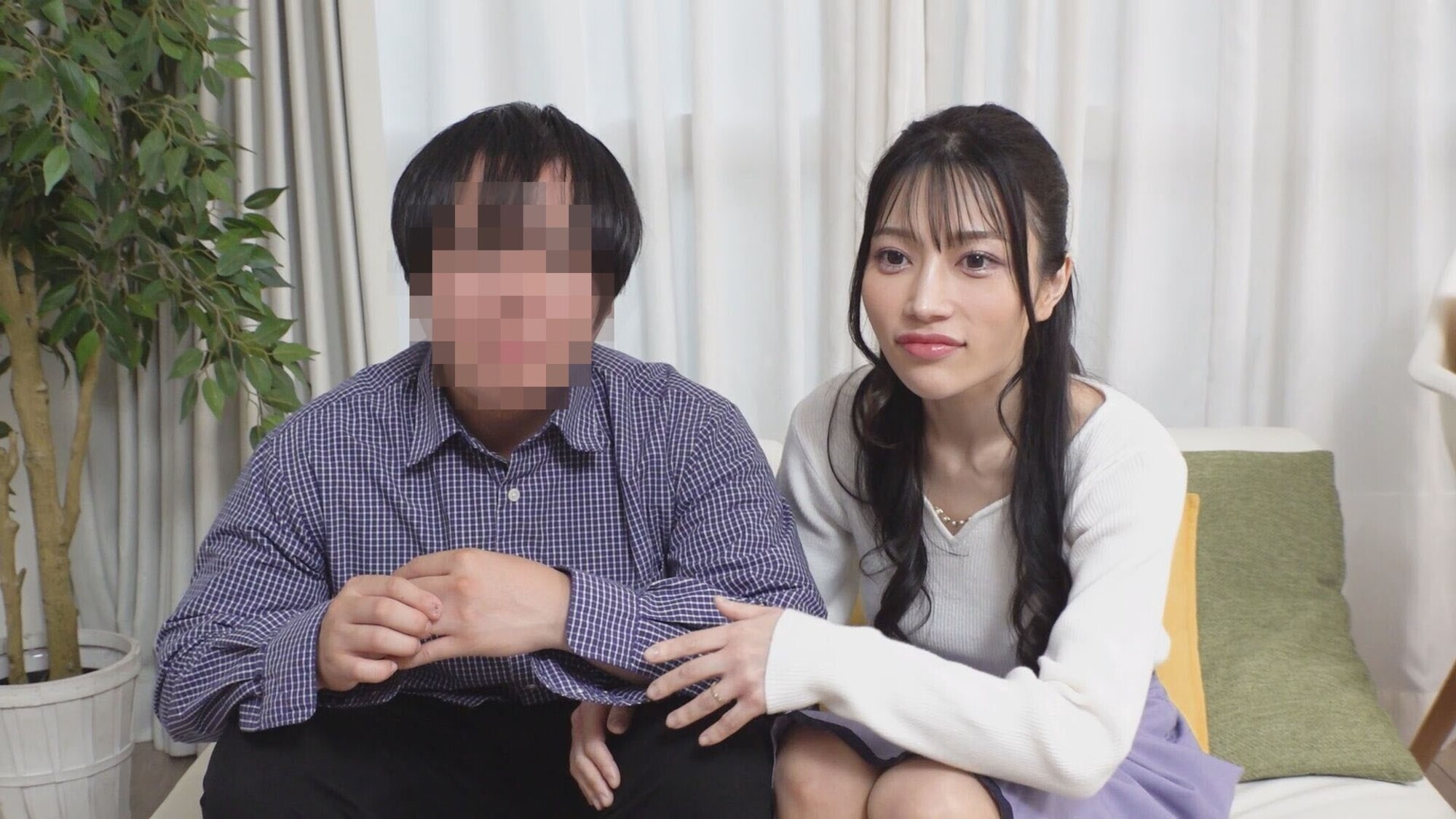 「素人参加型バラエティ 観察モニタリング 愛する夫の目の前で自慢の爆乳を揉みほぐされ秒で感じまくって他人男に寝取られた妻 ひなみ」のサムネイル