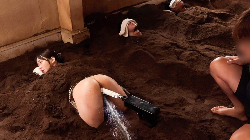 「【人妻NTR】潮吹き×バイブ責めで声我慢！砂風呂拘束マッサージで連続アクメする美尻妻の寝取られ動画」のサンプル画像3枚目