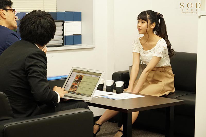 「永野いち夏が放尿・お漏らしプレイで絶頂!美少女スレンダー女優の我慢限界失禁動画」のサンプル画像3枚目