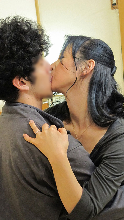 「【熟女ドラマ】母と息子の禁断の関係を描いた近親相姦作品8編収録|4時間スペシャル」のサンプル画像8枚目