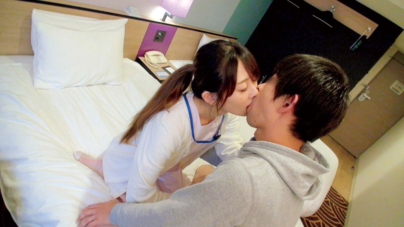 「美少女ナースみおが巨乳揺らして騎乗位&バックで中出し懇願するナンパ動画」のサンプル画像2枚目