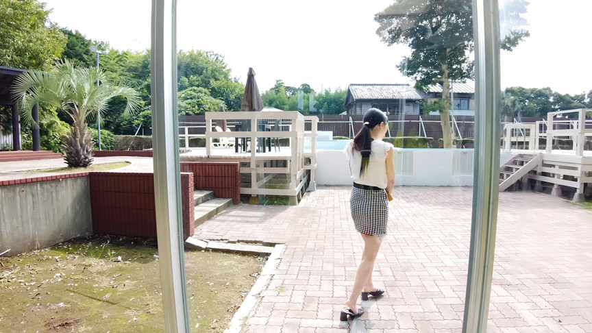 「公衆電話ボックス360度 爆乳素人きき乳首チャレンジ ひなみさん（21歳・大学生）」のサンプル画像6枚目