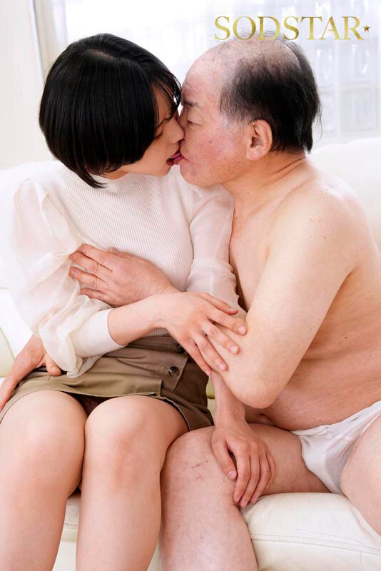 「柴崎はるの濃厚キス&顔射プレイ!微乳美女がおじさんと密着性交する興奮映像」のサンプル画像3枚目