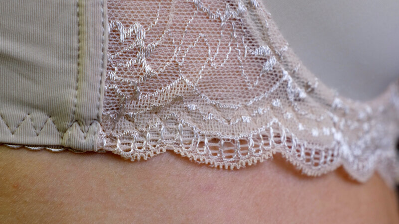 「【人気女優】ブラジャーになりたい願望全開！胸元密着フェチプレイ【着衣エロ動画】」のサンプル画像8枚目