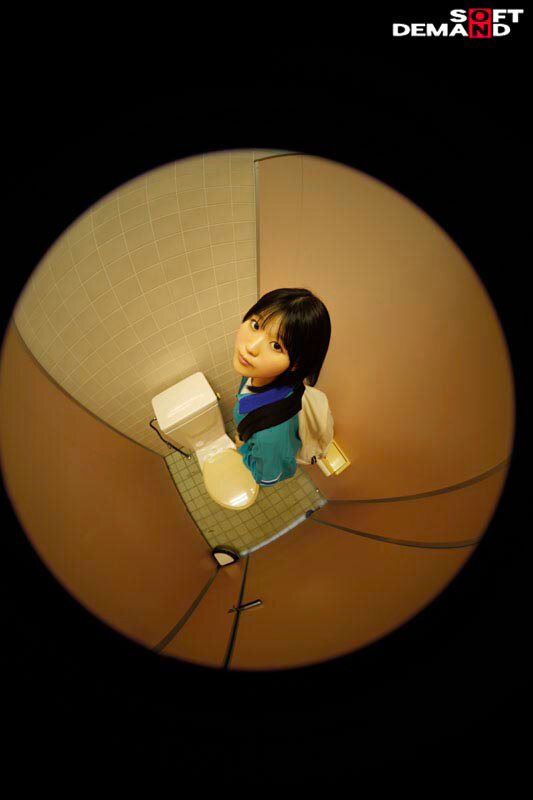 「寺川ねね 体操着ブルマ姿で野外露出&3P体験 SNSで出会った男たちに翻弄される18歳の記録映像」のサンプル画像2枚目