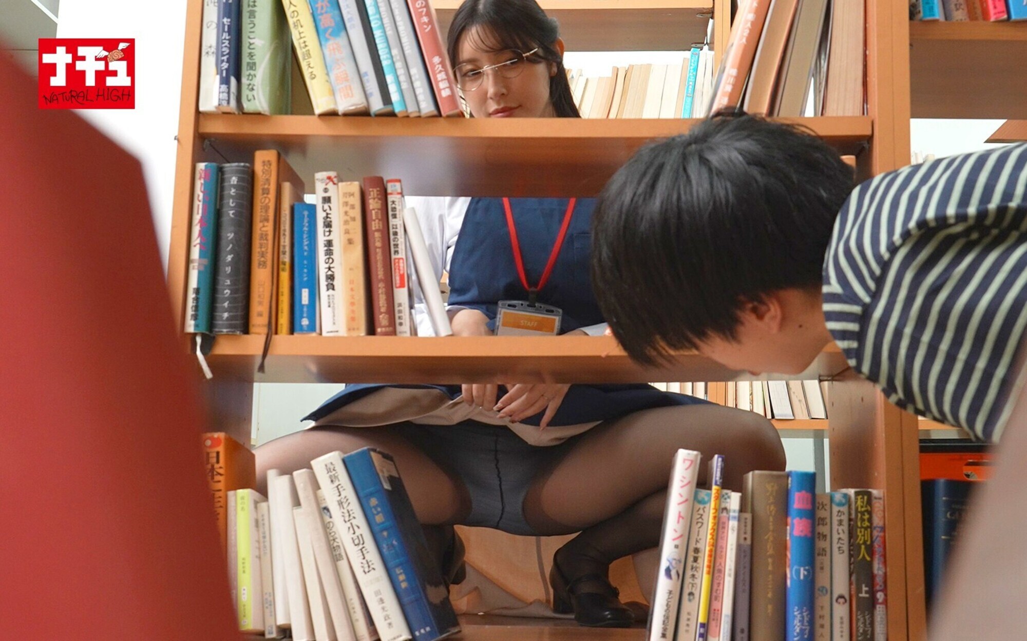 「青年チ○ポを本棚越し手コキでこっそり発射させ声我慢SEXで中出しまでさせる年下好き美人司書 2」のサンプル画像4枚目