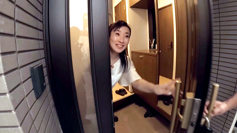 「【美原すみれ】巨乳人妻が羞恥プレイで乱れる！夫の留守中に中出しされる熟女妻の背徳セックス」のサムネイル