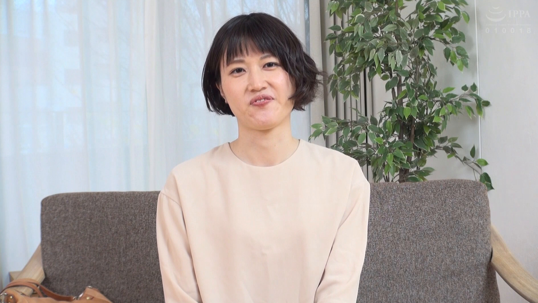 「美人貧乳人妻厳選10人 清楚妻のコリコリ勃起乳首弄び中出し孕ませ240分～小さな胸が最高にエロい！夫以外の男で理性崩壊する美人妻たち～」のサムネイル