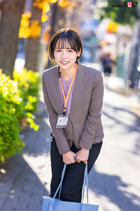 「柴崎はるがビジネススーツ姿で3P・4Pに挑戦!スレンダー美女のローションプレイ」のサンプル画像8枚目