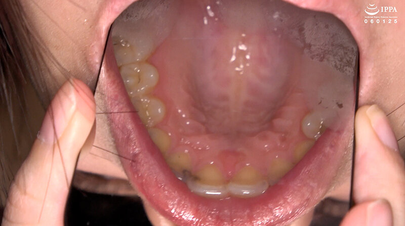 「【甘井くるみ】口内観察・歯・のどちんこ接写＆咀嚼プレイ【フェチ動画】貴重映像で魅せる巨大女の世界」のサンプル画像6枚目