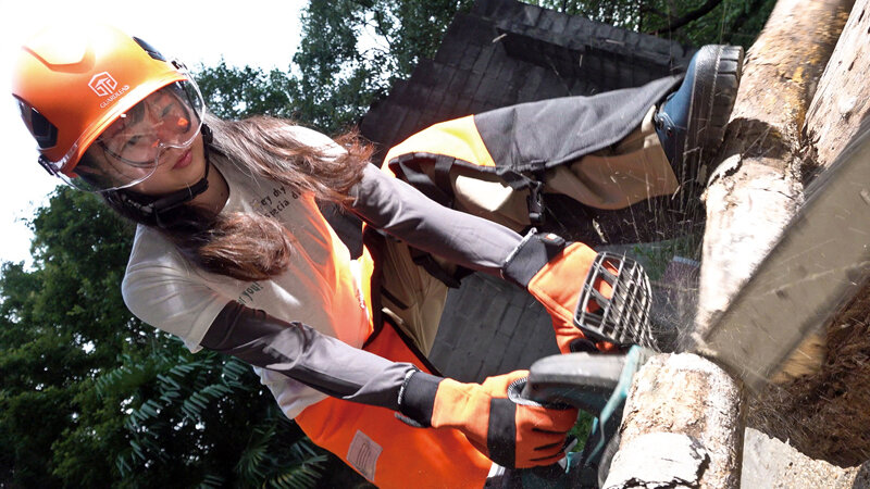 「【素人美少女】可愛すぎる林業女子と森の中で野外露出ハメ撮り！3Pで大興奮の青姦プレイ」のサムネイル