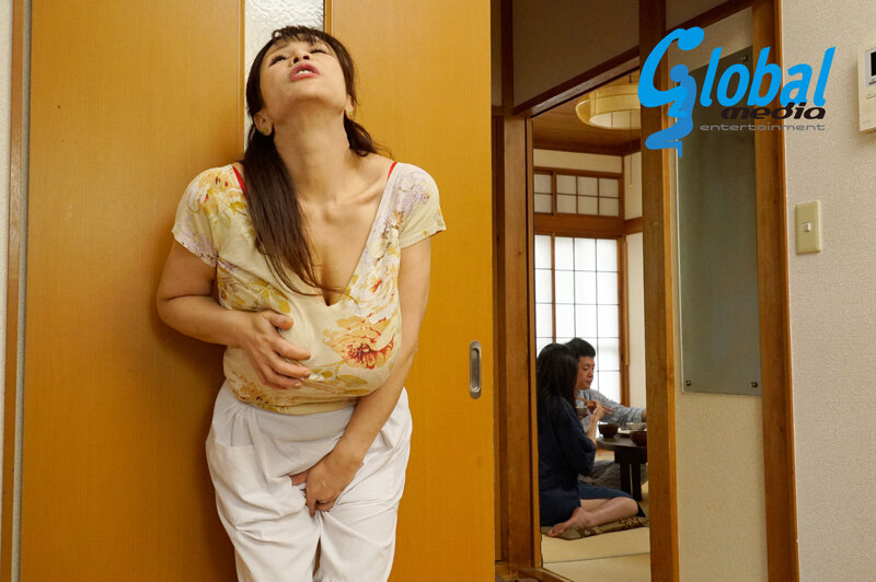 「夢野まりあが魅せる禁断の義母との秘密の関係|熟女人妻の背徳愛に溺れる」のサンプル画像4枚目