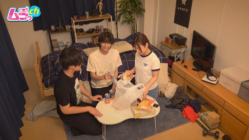 「有栖舞衣が王様ゲームで流されるギャル女子大生！美乳素人の盗撮・のぞき映像」のサンプル画像1枚目