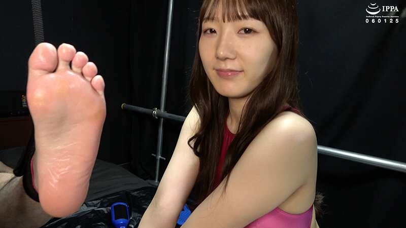 「横峯めぐのM男くすぐり責め動画|清楚系美少女が足裏でじっくり攻める【グリグランス】」のサンプル画像9枚目