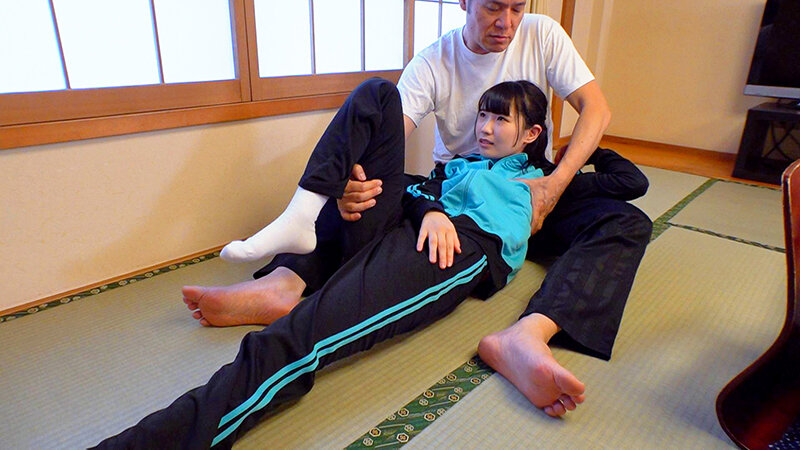 「黒髪スレンダー女子校生と温泉旅行で制服プレイ！微乳美少女に顔射・中出しのイタズラ三昧」のサンプル画像6枚目