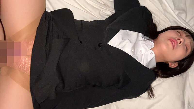 「美乳女子大生が中出しされる姿がエロい！スーツ姿のスレンダー美少女素人と濃厚プレイ」のサンプル画像8枚目