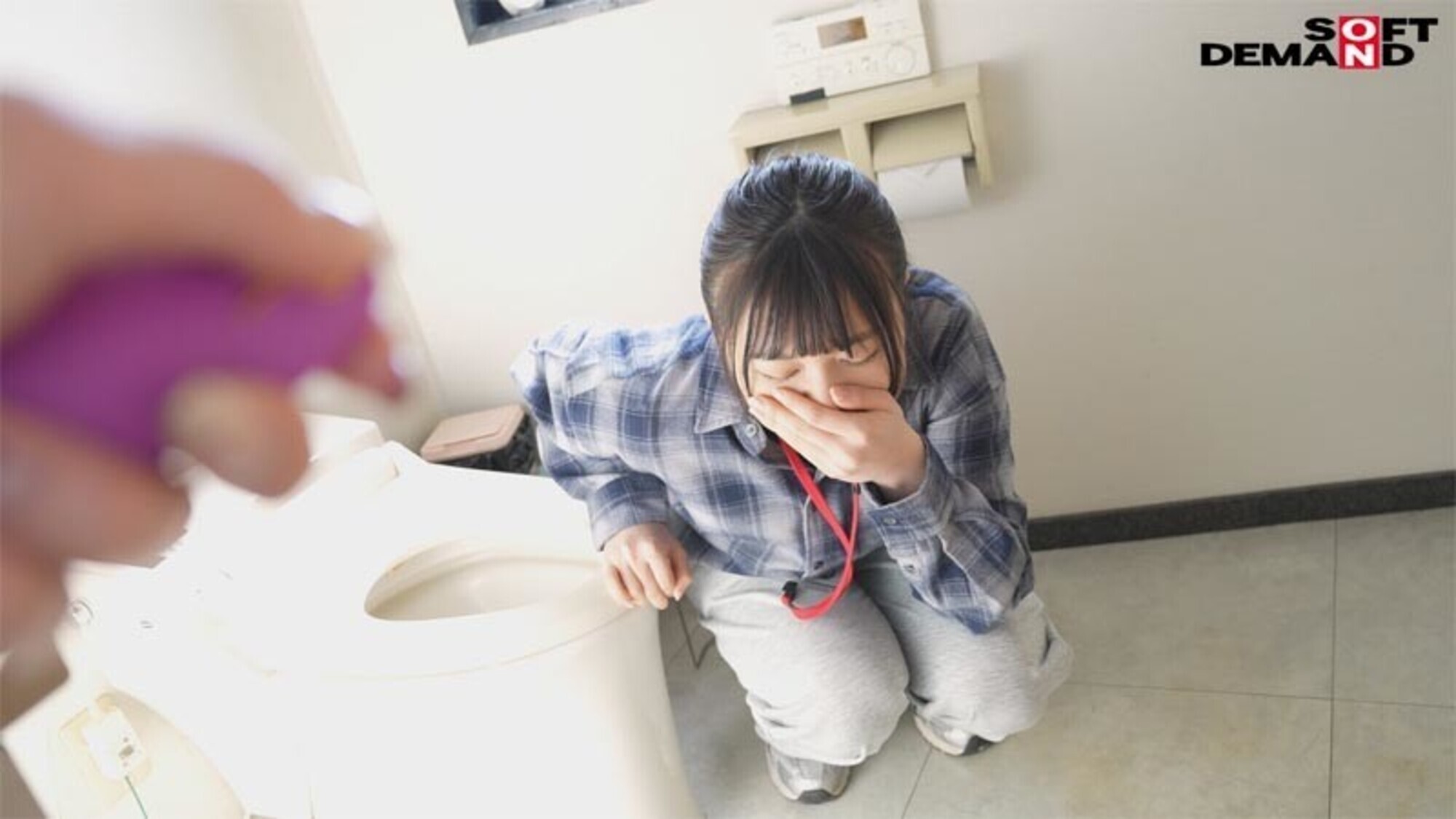 「SOD女子社員 AV出演業務 制作部 中途1年目 岡島明来（24） 初客観単体SEX 平日昼間社内連れ回し声ガマンSEX おもちゃオナニー イカされまくり初4P 公開全裸挨拶」のサンプル画像10枚目