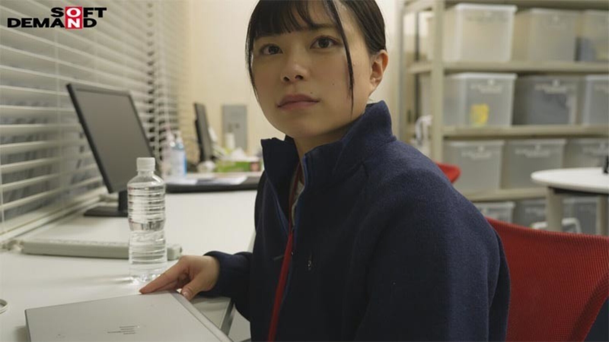 「SOD女子社員 AV出演業務 制作部 中途1年目 岡島明来（24） 初客観単体SEX 平日昼間社内連れ回し声ガマンSEX おもちゃオナニー イカされまくり初4P 公開全裸挨拶」のサンプル画像2枚目