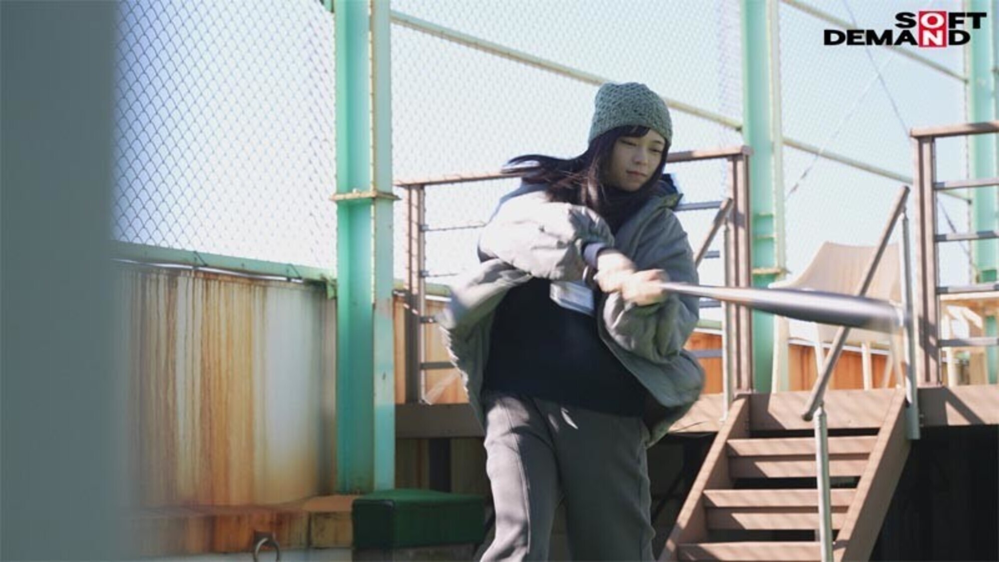 「SOD女子社員 AV出演業務 制作部 中途1年目 岡島明来（24） 初客観単体SEX 平日昼間社内連れ回し声ガマンSEX おもちゃオナニー イカされまくり初4P 公開全裸挨拶」のサンプル画像4枚目