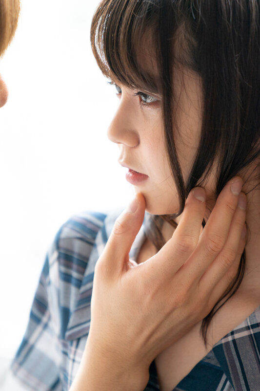 「永野いち夏が学生服姿でフェラ＆オナニー披露！美少女ミニ系女優の悶絶プレイ」のサンプル画像4枚目