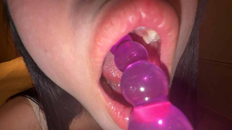 「【七藤優亜】超長舌お姉さんの開口器観察プレイ｜素人個人撮影で魅せる濃厚舌技」のサンプル画像17枚目